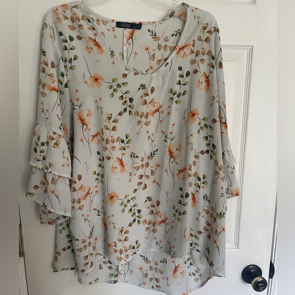 Women’s floral blouse size 2X.